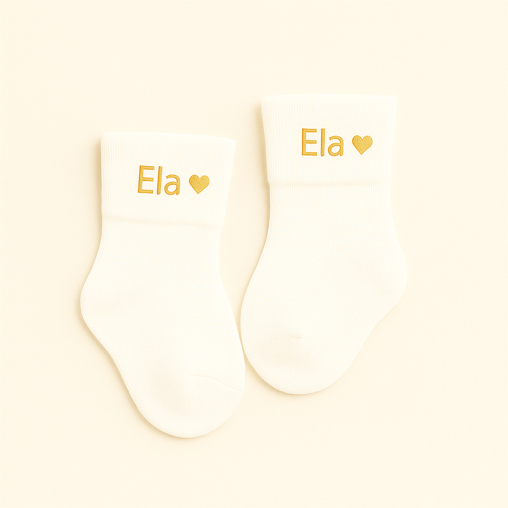 Personalisierte Baby-Socken mit Herzmotiv