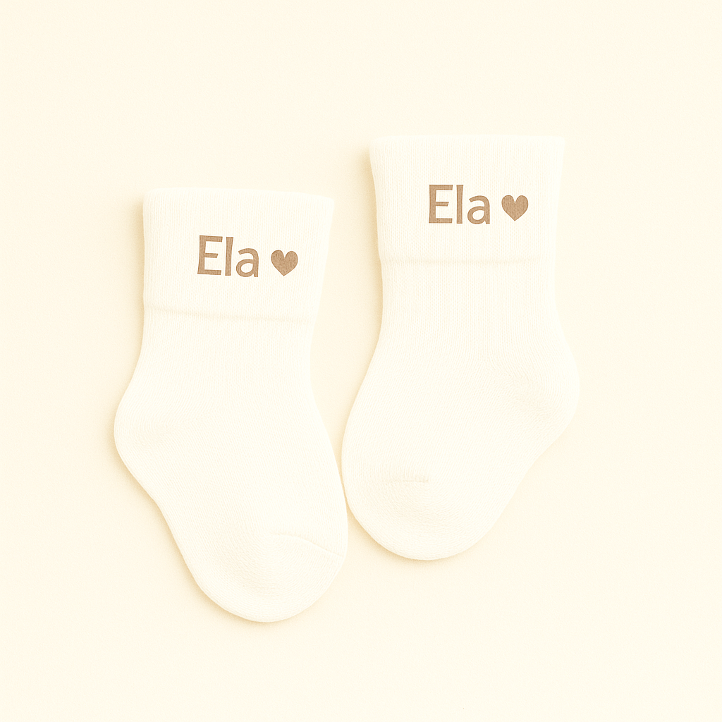 Personalisierte Baby-Socken mit Herzmotiv