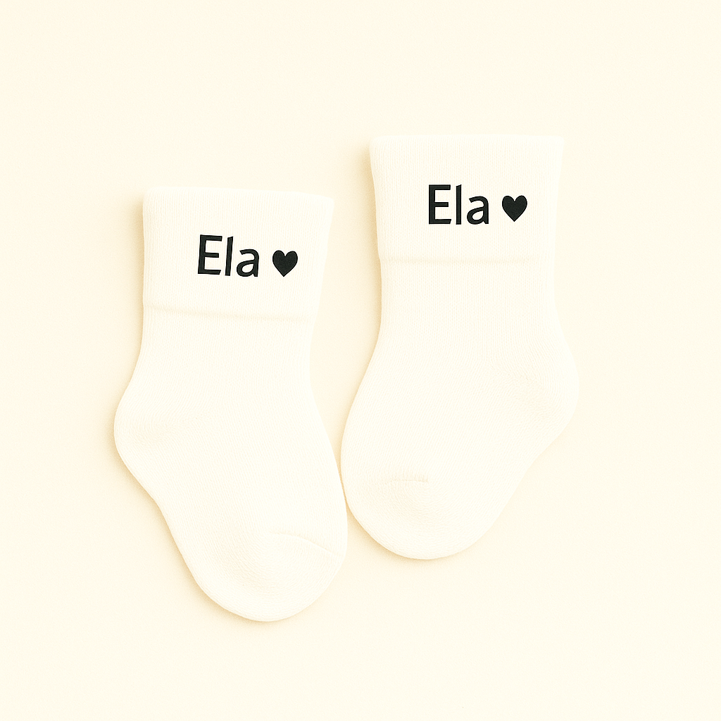Personalisierte Baby-Socken mit Herzmotiv