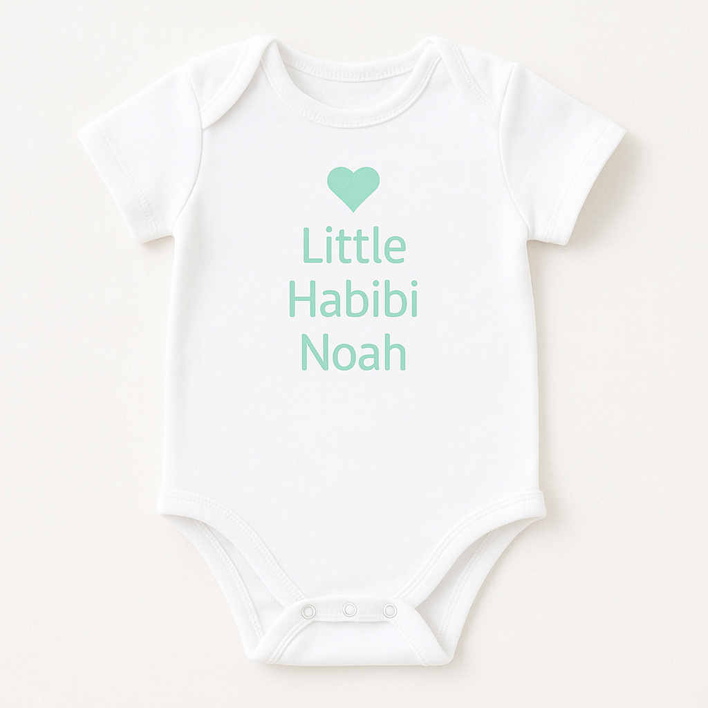 Kurzarm-Babybody mit Herzmotiv & Wunschtext (100% Baumwolle)