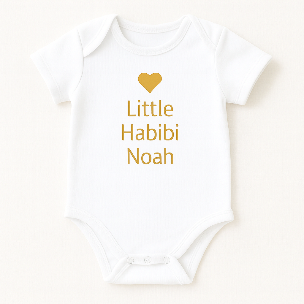 Kurzarm-Babybody mit Herzmotiv & Wunschtext (100% Baumwolle)