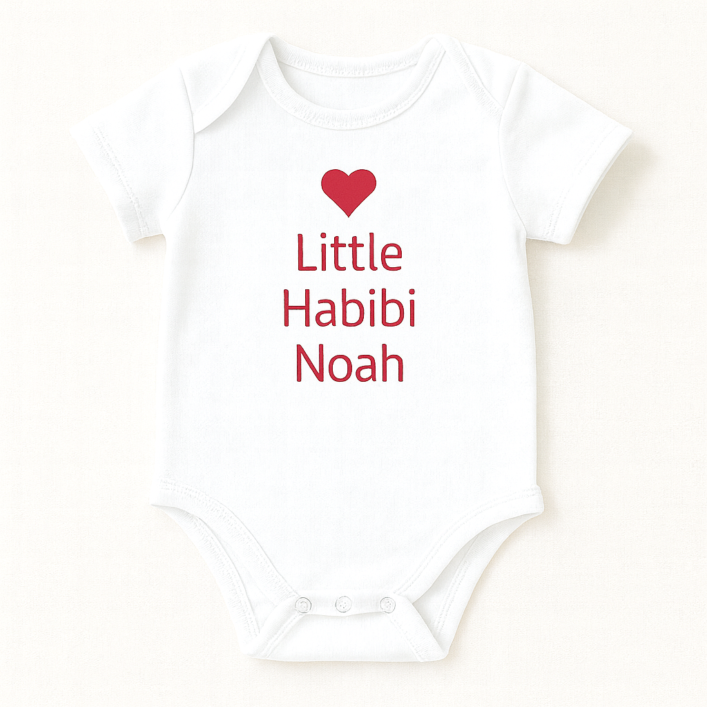 Kurzarm-Babybody mit Herzmotiv & Wunschtext (100% Baumwolle)