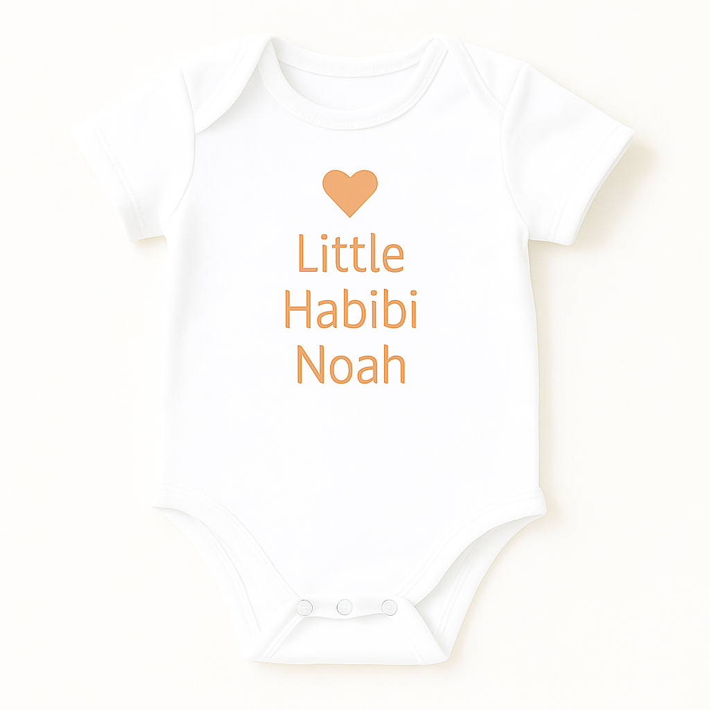 Kurzarm-Babybody mit Herzmotiv & Wunschtext (100% Baumwolle)
