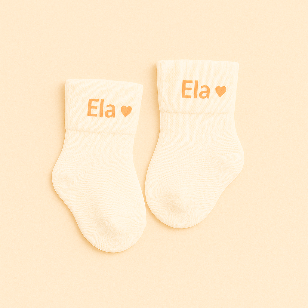 Personalisierte Baby-Socken mit Herzmotiv