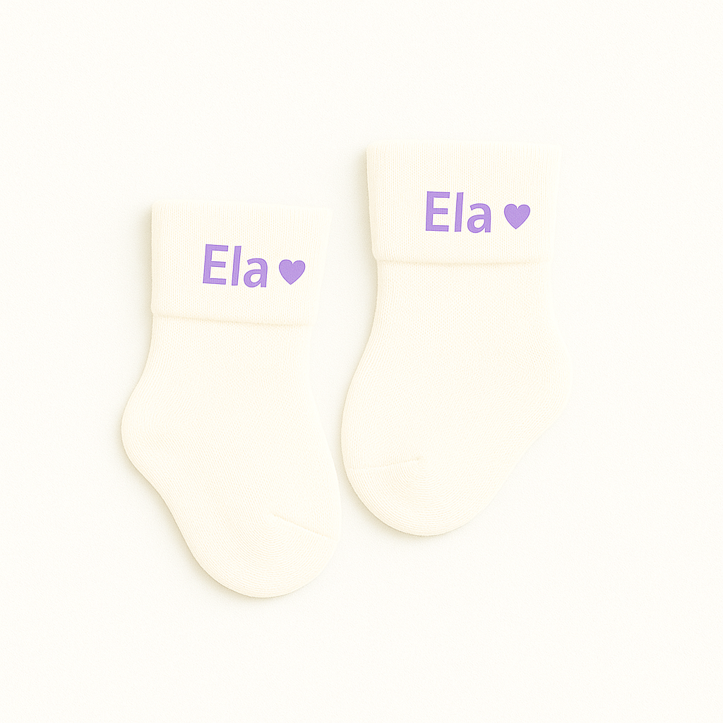 Personalisierte Baby-Socken mit Herzmotiv