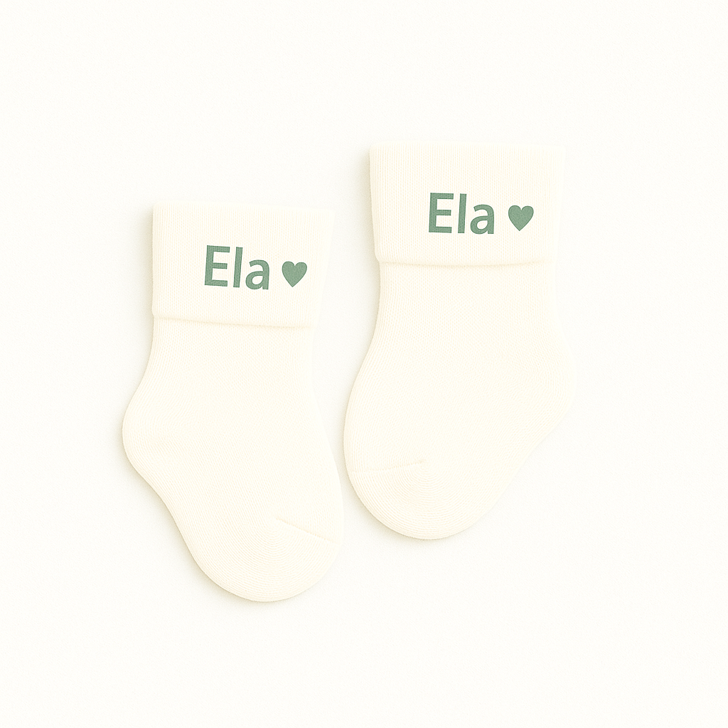 Personalisierte Baby-Socken mit Herzmotiv