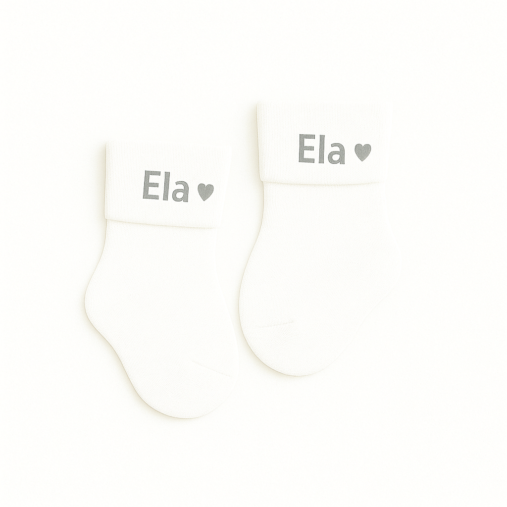 Personalisierte Baby-Socken mit Herzmotiv