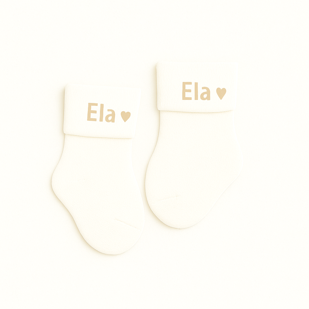 Personalisierte Baby-Socken mit Herzmotiv