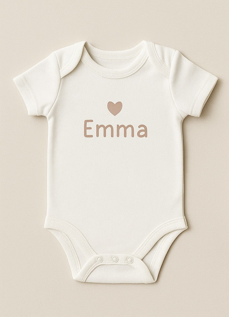 Personalisierter Babybody mit Herz-Motiv (100% Baumwolle)