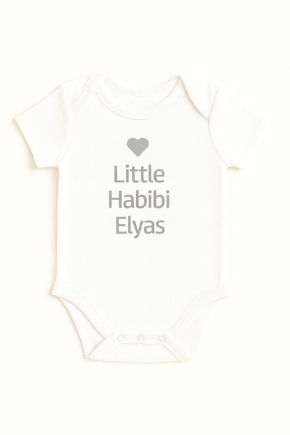 Kurzarm-Babybody mit Herzmotiv & Wunschtext (100% Baumwolle)