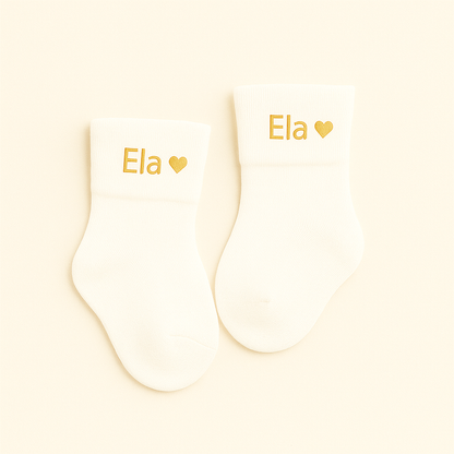 Personalisierte Baby-Socken mit Herzmotiv