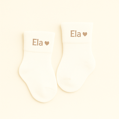 Personalisierte Baby-Socken mit Herzmotiv