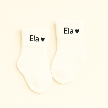 Personalisierte Baby-Socken mit Herzmotiv