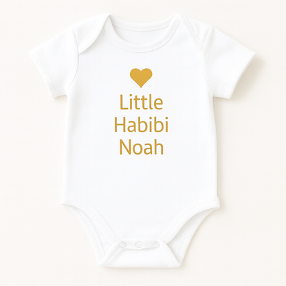 Kurzarm-Babybody mit Herzmotiv & Wunschtext (100% Baumwolle)