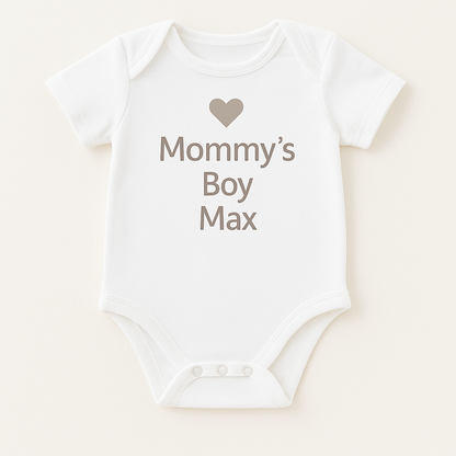 Kurzarm-Babybody mit Herzmotiv & Wunschtext (100% Baumwolle)