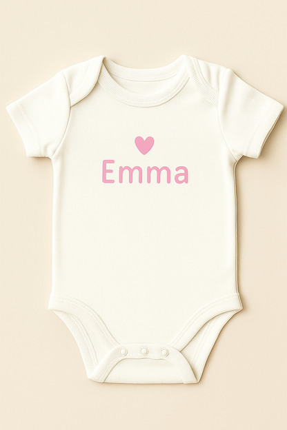 Kurzarm-Babybody mit Herzmotiv & Name (100% Baumwolle)