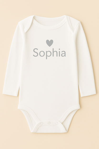 Langarm-Babybody mit Herzmotiv & Name (100% Baumwolle)