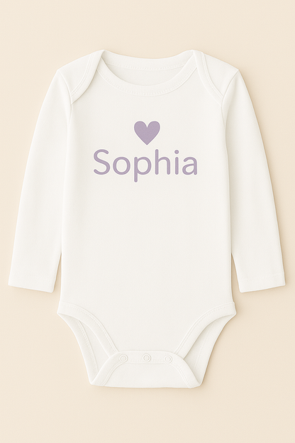 Langarm-Babybody mit Herzmotiv & Name (100% Baumwolle)