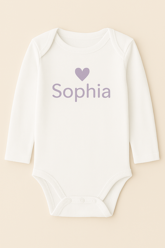 Langarm-Babybody mit Herzmotiv & Name (100% Baumwolle)