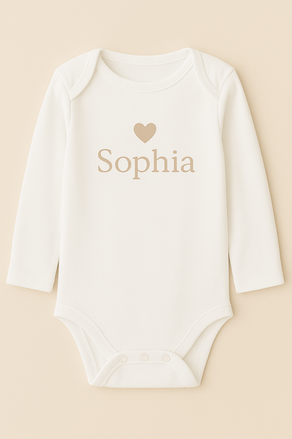 Langarm-Babybody mit Herzmotiv & Name (100% Baumwolle)