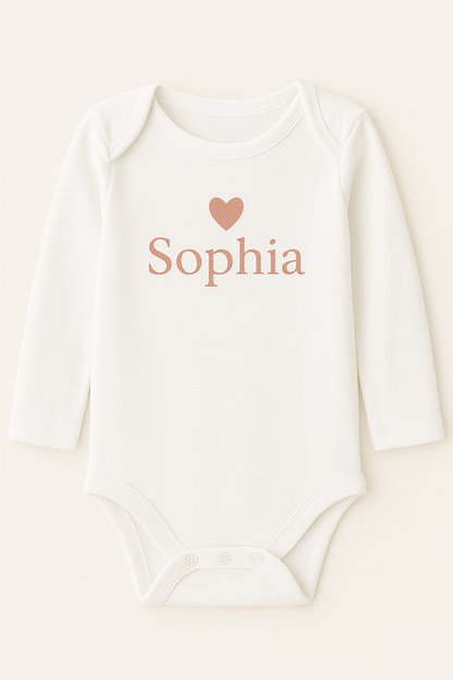 Langarm-Babybody mit Herzmotiv & Name (100% Baumwolle)