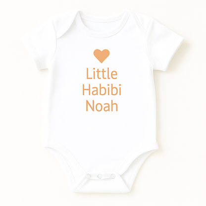 Kurzarm-Babybody mit Herzmotiv & Wunschtext (100% Baumwolle)