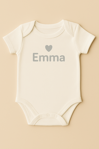 Kurzarm-Babybody mit Herzmotiv & Name (100% Baumwolle)