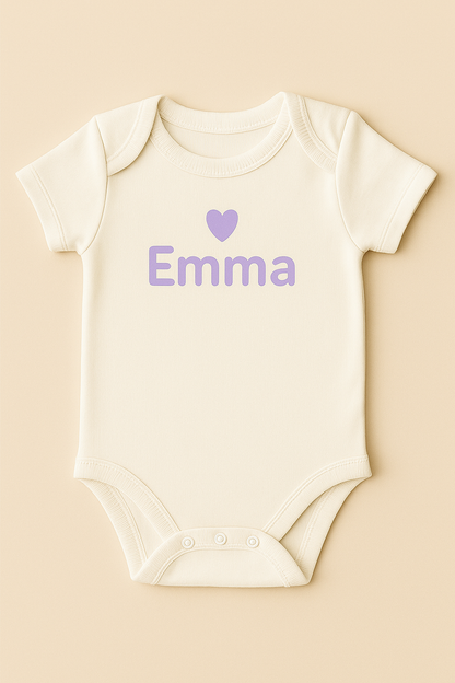 Kurzarm-Babybody mit Herzmotiv & Name (100% Baumwolle)