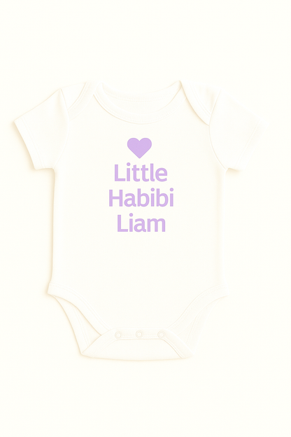 Kurzarm-Babybody mit Herzmotiv & Wunschtext (100% Baumwolle)