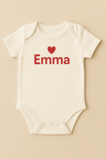 Kurzarm-Babybody mit Herzmotiv & Name (100% Baumwolle)