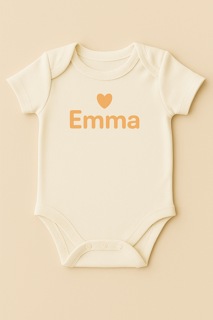 Kurzarm-Babybody mit Herzmotiv & Name (100% Baumwolle)
