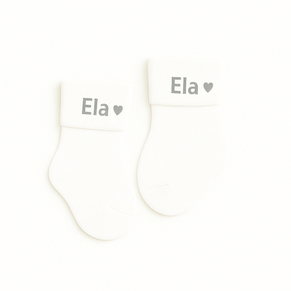 Personalisierte Baby-Socken mit Herzmotiv