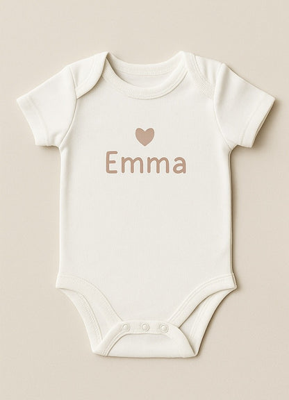Kurzarm-Babybody mit Herzmotiv & Name (100% Baumwolle)